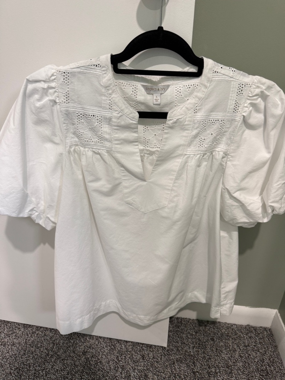 crown & ivy White Eyelet Split V-Neck Puff Sleeve Top